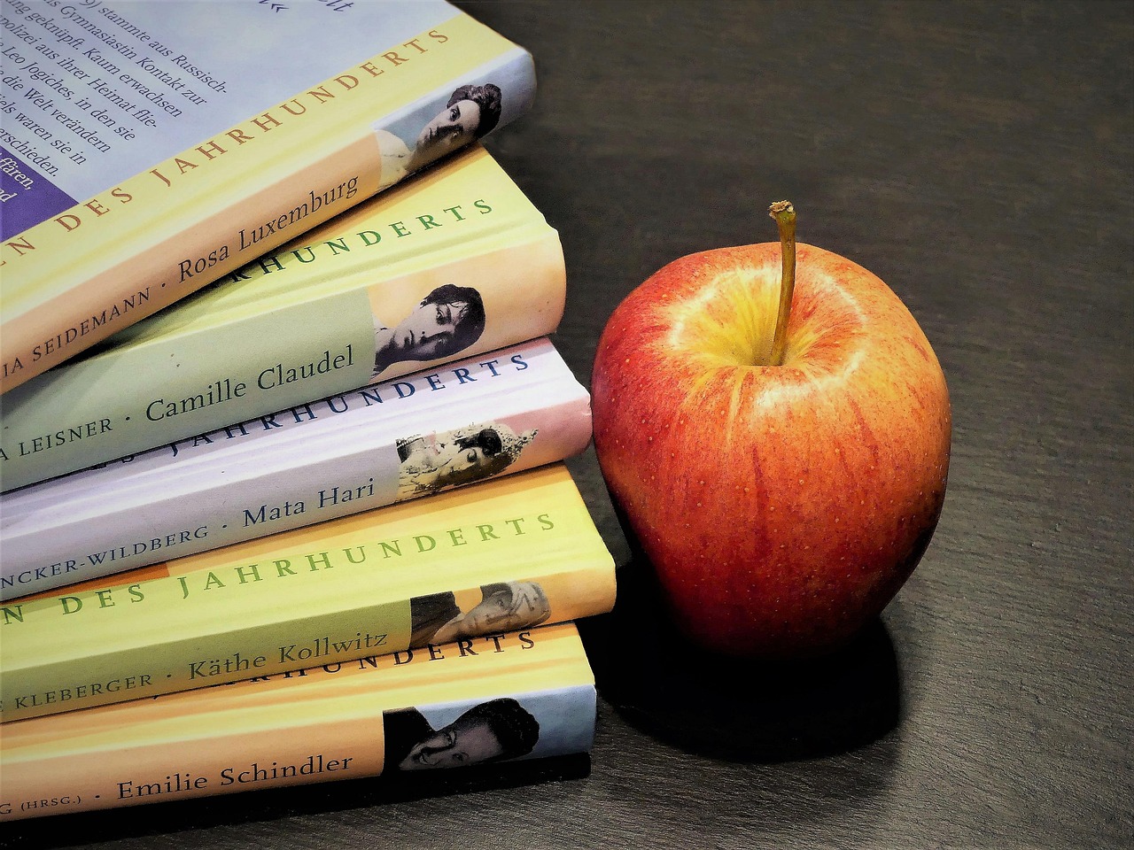 Books, biography, read — Leena Nagwanshi Wiki, Height, Age, Death, Boyfriend, Family, Biography & More