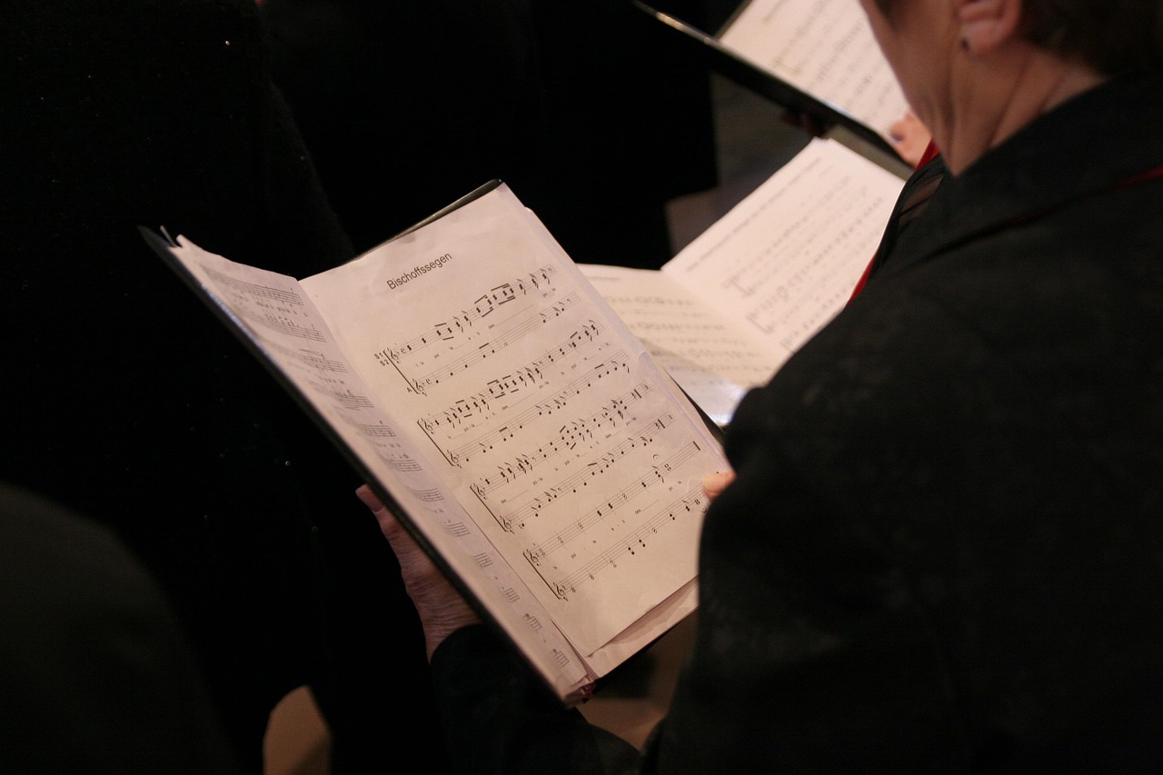 Choir, singing, songbook — Ude Jab Jab Zulfe Lyrics From Naya Daur [English Translation]